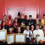 Para pendamping PKH yang dapat penghargaan dari Mensos RI Juliari P. Batubara. foto: istimewa/ bangsaonline.com