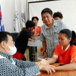 Petugas dari DInkes Kota Batu saat memeriksa salah satu atlet.