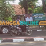 Banner Ketua Fraksi PKB DPRD Gresik, M. Syahrul Munir, bertebaran di sejumlah jalan protokol. Foto: SYUHUD/BANGSAONLINE