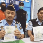 WNA asal Bangladesh bersama paspor saat ditahan di kantor imigrasi Kediri. Foto: ARIF K/BANGSAONLINE