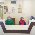 Min dan Tri, dua perawat tangguh saat bertugas di ruang isolasi RSUD Gambiran. (foto: ist)