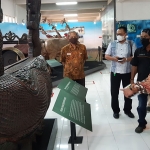 Bambang Haryo Soekartono (BHS) mengunjungi Museum Mpu Tantular, Senin (29/3/2021). foto: MUSTAIN/ BANGSAONLINE