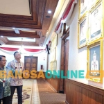 Pj Sekdaprov Jatim, saat menerima kedatangan Wakil Menteri Pendidikan Tinggi Malaysia dan Duta Besar Malaysia untuk Indonesia. Foto: DEVI FITRI AFRIYANTI/BANGSAONLINE