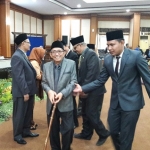 Ketua DPRD Gresik, Abdul Hamid dengan kondisi sakit melantik Ahmad Nurhamim, beberapa waktu lalu. foto: SYUHUD/ BANGSAONLINE.