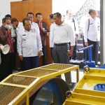 Rektor UMM Fauzan (kanan) saat menunjukkan produk teknologi PLTMH kepada Bupati Jember, Hendy Siswanto (kiri) beserta tim.