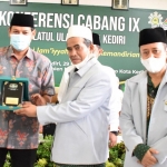 Wali Kota Kediri Abdullah Abu Bakar (kiri) bersama KH Abdul Hamid (tengah) sebagai Rais Syuriah terpilih dan KH Abu Bakar Abdul Jalil (kanan) sebagai Ketua Tanfidziyah PCNU Kota Kediri terpilih masa khidmat 2021 - 2026. foto: ist.