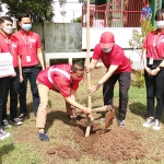 Corporation Communication Regional Manager PT Sumber Alfaria Trijaya, M Faruq Asrori, saat didampingi Kepala Dinsos Nganjuk, Nafhan, ketika menanam pohon. Foto: BAMBANG DWI JULIANTO/ BANGSAONLINE