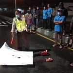 Petugas saat mengevakuasi korban kecelakaan di Jalan Raya Setia Budi, Kecamatan Krian, Sidoarjo.