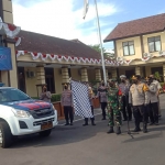 Kapolres Kediri Kota AKBP Wahyudi bersama Dandim 0809 Kediri Letkol Inf Ruly Eko Suryawan saat memberangkatkan pembagian bansos paket sembako. (foto: Ist)