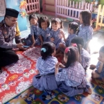 Bripka Bambang alias Pak Bonding saat memberikan edukasi kepada anak PAUD tentang nilai-nilai kebhinekaan.