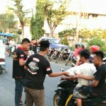 Puluhan anggota komunitas motor RX King K.O.B.B saat membagikan takjil di Jalan Raya Bangil-Pandaan, Ahad (19/05/2019). foto: M. ANDY F/ BANGSAONLINE