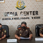 Kepala Kejaksaan Negeri Kabupaten Kediri Dedy Priyo (tengah) saat menggelar jumpa pers didampingi oleh Kasi Pidsus Deddy Agus Oktavianto dan Kasi Intel Roni (kanan). (foto: ist.)