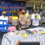 Kapolres Jember AKP Aris Supriyono saat rilis pers di Mapolres berikut barang bukti kejahatan para pelaku.