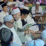 Acara shalawat burdah yang dipimpin Habib Ahmad di Masjid Raya KH Abdul Chalim Pondok Pesantren Amanatul Ummah Pacet Mojoketo, Sabtu (20/9/2025). Foto: bangsaonine