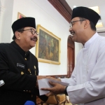 Gus Ipul saat memberikan surat persetujuan izin cuti dari Kemendagri, kepada Pakde Karwo, Rabu (14/2). Foto: YUDI A/BANGSAONLINE