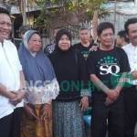 Pendiri RGS-SQ, H. M. Khozin bersama istri, Hj. Mujiati dan ibu ketika acara dengan pasangan SQ di Dusun Keradenan, Kebomas. foto: syuhud/ BANGSAONLINE