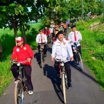 GOWES: Wabup Nur Ahmad ikut ngonthel saat pengukuhan Poked di Desa Kedungsugo Prambon, Minggu (5/1). foto: MUSTAIN/ BANGSAONLINE