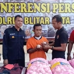Kasubag Humas Polres Blitar Kota Ipda Dodit Prasetyo menggelar konferensi pers mengenai tangkapannya, Rabu (16/7).  
