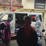 Para pekerja migran saat akan dibawa ke tempat isolasi terpusat di BLK Kota Kediri. foto: ist.
