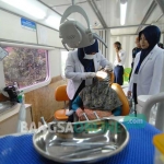 Petugas medis memberikan pelayanan kepada masyarakat diatas Rail Clinic di Stasiun Peterongan, Kabupaten Jombang, Selasa (22/11). foto: RONY S/ BANGSAONLINE