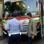 Petugas saat melakukan pemeriksaan kendaraan di terminal Kambang Putih Tuban. foto: SUWANDI/ BANGSAONLINE