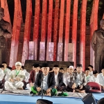Prof Dr KH Asep Saifuddin Chalim, MA, saat memimpin Zikir Kebangsaan 80 Tahun Indonesia Merdeka. Acara dzikir kebangsaan itu diselenggarakan oleh Kementerian Sekretaris Negara Republik Indonesia di Tugu Proklamasi Jakarta Pusat, Jumat (1/8/2025) malam. Foto: M. Mas