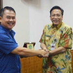 Bupati Sambari ketika memberikan cinderamata kepada Wakil Ketua DPRD Kab Gunung Kidul. foto: SYUHUD/ BANGSAONLINE
