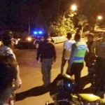 Petugas Polsek Magetan berada di di lokasi percobaan bunuh diri. 