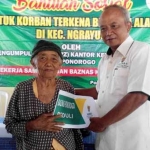 Ketua Baznas Ponorogo Luhur Karsanto saat memberikan bantuan.