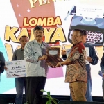 Wali Kota Pasuruan, Saifullah Yusuf, berkesempatan menyerahkan hadiah kepada para jurnalis yang berhasil meraih juara.