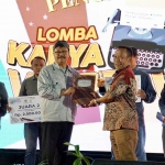 Wali Kota Pasuruan, Saifullah Yusuf, berkesempatan menyerahkan hadiah kepada para jurnalis yang berhasil meraih juara.