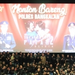 Foto bersama usai acara nobar film Sayap-Sayap Patah yang digelar Polres Bangkalan. Foto: Ahmad Fauzi/BANGSAONLINE