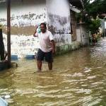 LANGGANAN: Warga satu desa beraktivitas dalam banjir. foto: bahri/ BANGSAONLINE