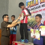 Kajari Nganjuk saat menyerahkan medali kepada para pemenang.