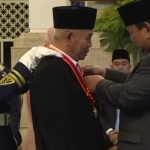 Presiden RI Prabowo Subianto saat menyematkan penghargaan Maha Putra Nararya kepada Prof Dr KH Asep Saifuddin Chalim, MA di Istana Negara Jakarta, Senin (25/8/2025). Foto: Setneg