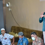 PAPARAN PROGRAM: Cawabup Subandi menjelaskan program kerja kepada warga Sidoarjo. foto: ist.