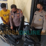 Polisi melihat modifikasi salah satu motor yang terjaring razia. Motor tersebut dipasangi alat untuk menambah kecepatan. Foto: MUTAMMIM/BANGSAONLINE