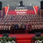Bupati Kediri bersama siswa SMA Dharma Wanita 1 Pare boarding school angkatan pertama yang telah lulus. Foto: Ist