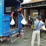 Para petugas sedang menyiapkan bantuan berupa puluhan ribu paket sembako yang akan didistribusikan sementara ke kantor kecamatan dan kelurahan. foto: ist