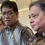 Purbaya Yudhi Sadewa Menteri Keuangan (kiri) bersama Airlangga Hartarto Menteri Koordinator Bidang Perekonomian menjawab pertanyaan wartawan dalam konferensi pers di Kantor Kementerian Koordinator Bidang Perekonomian Jakarta, Jumat (12/9/2025). Foto: Antara