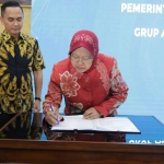 Wali Kota Risma saat menandatangani kerja sama dengan Astra untuk program magang.