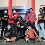 Dua pelaku jambret (duduk) yang berhasil diamankan oleh Satreskrim Polrestabes Surabaya.
