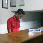 Andrean salah seorang petugas hotel di Pacitan. foto: YUNIARDI S/ BANGSAONLINE