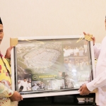 Kapolda Jatim saat menerima penghargaan dan apresiasi dari Ketua PWNU Jatim.