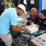 Salah satu sopir bus di terminal Kesamben Blitar, memberikan sampel tes urine kepada petugas BNN Blitar, Kamis (4/4/2024).