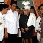 jokowi saat berada di kediaman KH Aziz Mansyur.foto:muhammad syafii/BANGSAONLINE