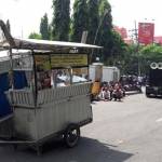 PKL eks Bundaran GKB membawa gerobak saat demo di gedung DPRD Gresik. foto: SYUHUD/ BANGSAONLINE