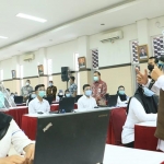 Gubernur Jawa Timur Khofifah Indar Parawasan saat meninjau pelaksanaan SKB CPNS di Kantor Regional II Badan Kepegawaian Negara (Kanreg II BKN) Surabaya, Jalan Letjend S. Parman, Waru, Sidoarjo, Selasa (6/10) siang. foto: ist/ bangsaonline.com