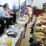 PRESENTASI: Tim PT SMI bertemu dengan Wabup Sidoarjo didampingi Dinas PU Bina Marga, di Kantor Wabup Sidoarjo, Senin (1/8). foto: MUSTAIN/ BANGSAONLINE