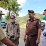 Kajari Trenggalek Lulus Mustofa, S.H. (tengah) saat berada di lokasi proyek pembangunan Bendungan Tugu. foto: HERMAN/ BANGSAONLINE